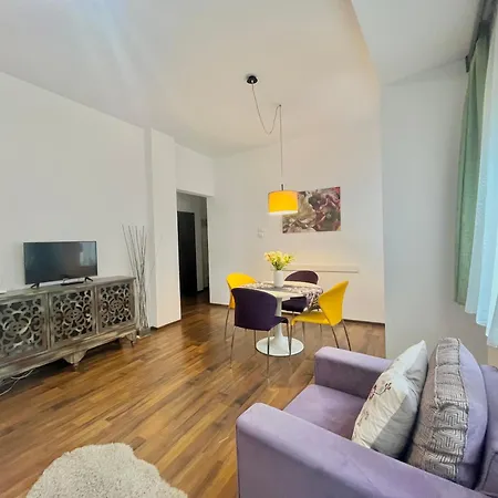 Vibrant Victoriei Apartment Bucharest