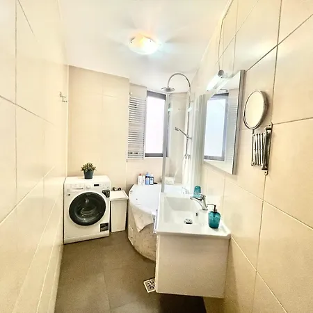Vibrant Victoriei Apartment